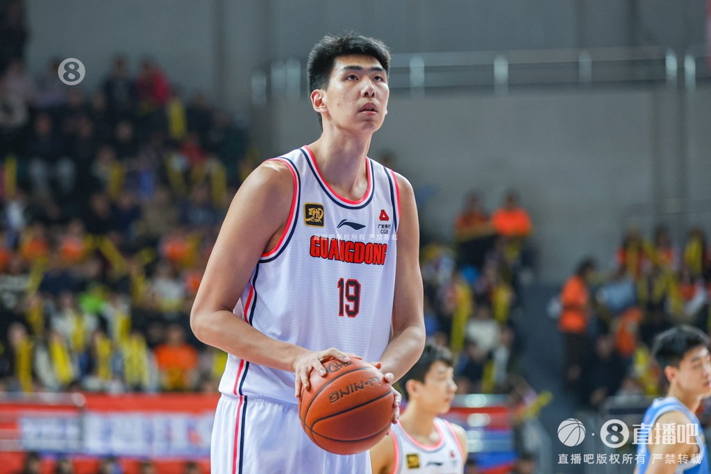 媒体人：徐昕转会青岛是假消息 青岛得先把后卫的事搞定