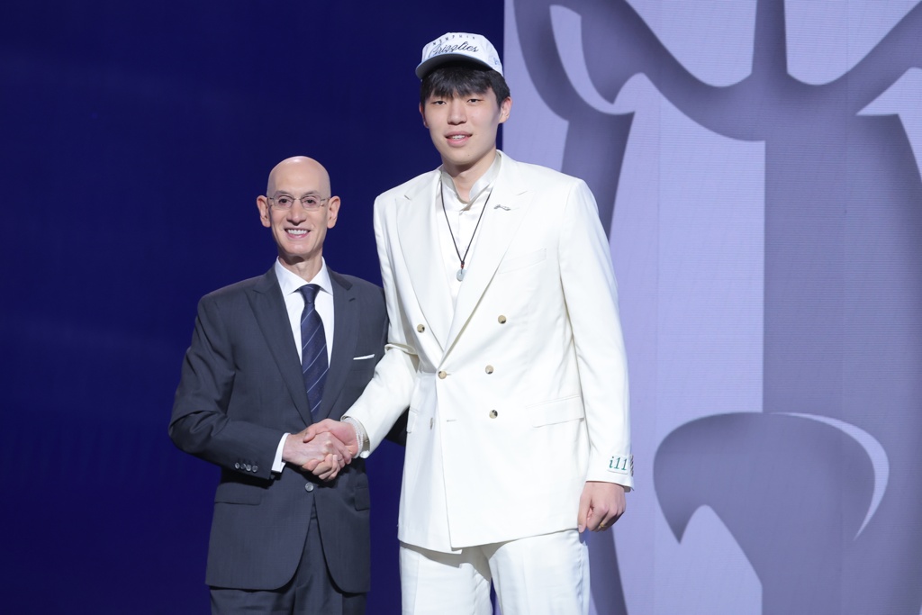 队记调侃:杨瀚森选秀大会的炸鸡是不是原本要等到19顺位前吃完?